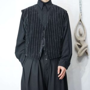 black base stripe pattern velours vest