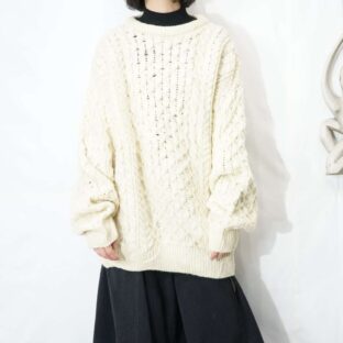 off white color loose silhouette fisherman knit *