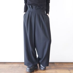 many many tuck design like hakama wide slacks