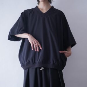 wide silhouette half sleeve black poly pullover