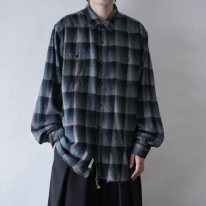 monotone & green mix shadow check shirt