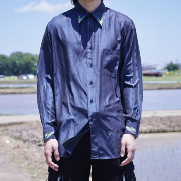 "PAINT" glossy navy body green × silver paint shirt
