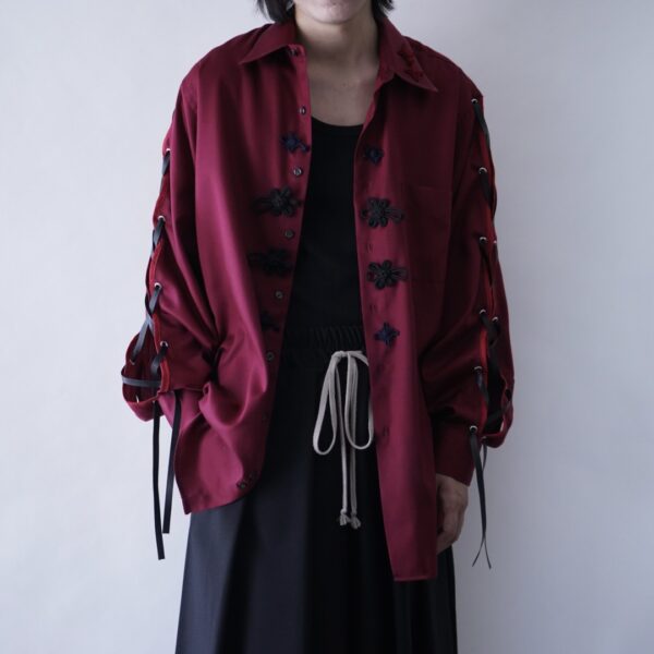 "China × Lace-up" glossy burgundy shirt