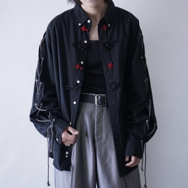 "China × Lace-up" black × red shirt