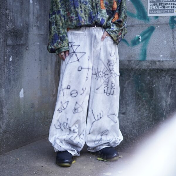 "Wall Paint" ancient motif white baggy remake pants