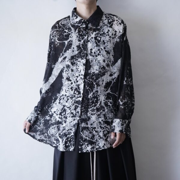 "白と黒のマリアージュ系シースルー" flower pattern monotone see-through shirt