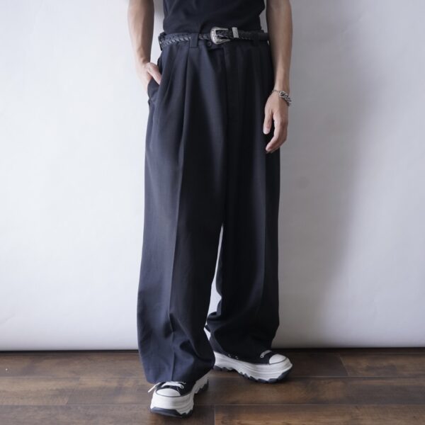 "無地でワイド、これが一番出ん" wide slacks