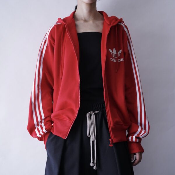 【adidas】 "adidasのトラック生地でフード付き" red hooded track jacket