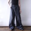 "フェイクレザーの超ワイドパンツ"