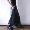 "フェイクレザーの超ワイドパンツ"