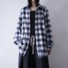 "モノトーンにブルーの最高配色オンブレシャツ"
