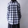 "モノトーンにブルーの最高配色オンブレシャツ"