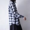 "モノトーンにブルーの最高配色オンブレシャツ"