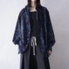 "黒青カラーの幾何学柄シャツ"