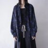 "黒青カラーの幾何学柄シャツ"