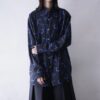 "黒青カラーの幾何学柄シャツ"