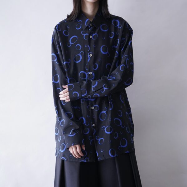 "黒青カラーの幾何学柄シャツ"