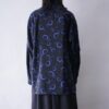 "黒青カラーの幾何学柄シャツ"