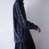 "黒青カラーの幾何学柄シャツ"