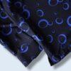 "黒青カラーの幾何学柄シャツ"
