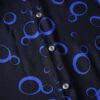 "黒青カラーの幾何学柄シャツ"