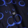 "黒青カラーの幾何学柄シャツ"
