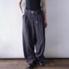 "白ストライプの裾ダブルでワイドスラックス"