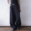 "光沢ブラックのストライプでワイドスラックス"
