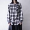 "モノトーンチェックでフーディ仕様シャツ"