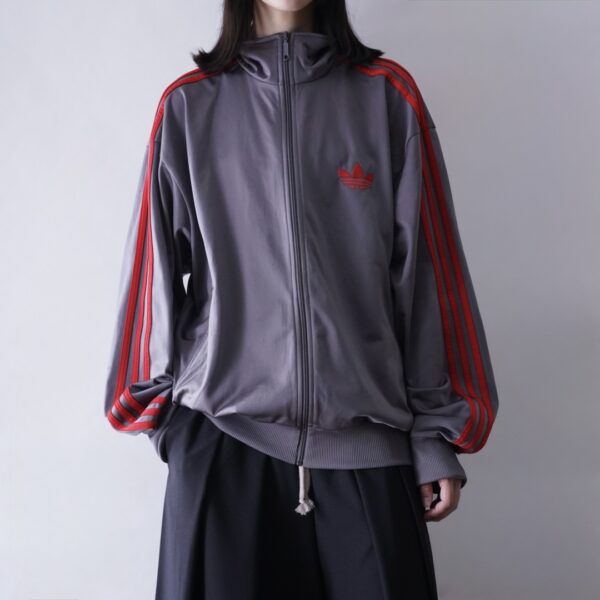 【adidas】"光沢グレーと赤のマリアージュトラックジャケット"