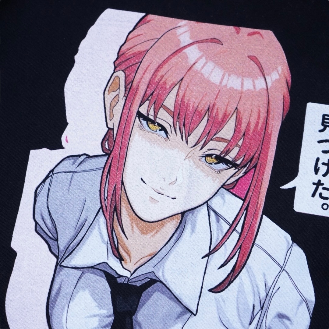 "何かを見つけたマキマさんピン / チェンソーマン" print tee