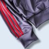【adidas】"光沢グレーと赤のマリアージュトラックジャケット"