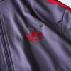 【adidas】"光沢グレーと赤のマリアージュトラックジャケット"