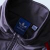 【adidas】"光沢グレーと赤のマリアージュトラックジャケット"