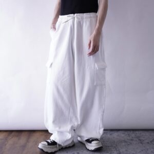 baggy silhouette white sweat pants