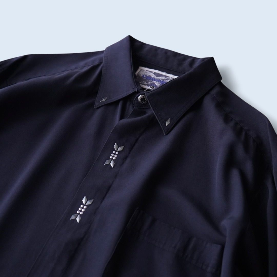 drape fabric collar & flyfront ornamental shirt