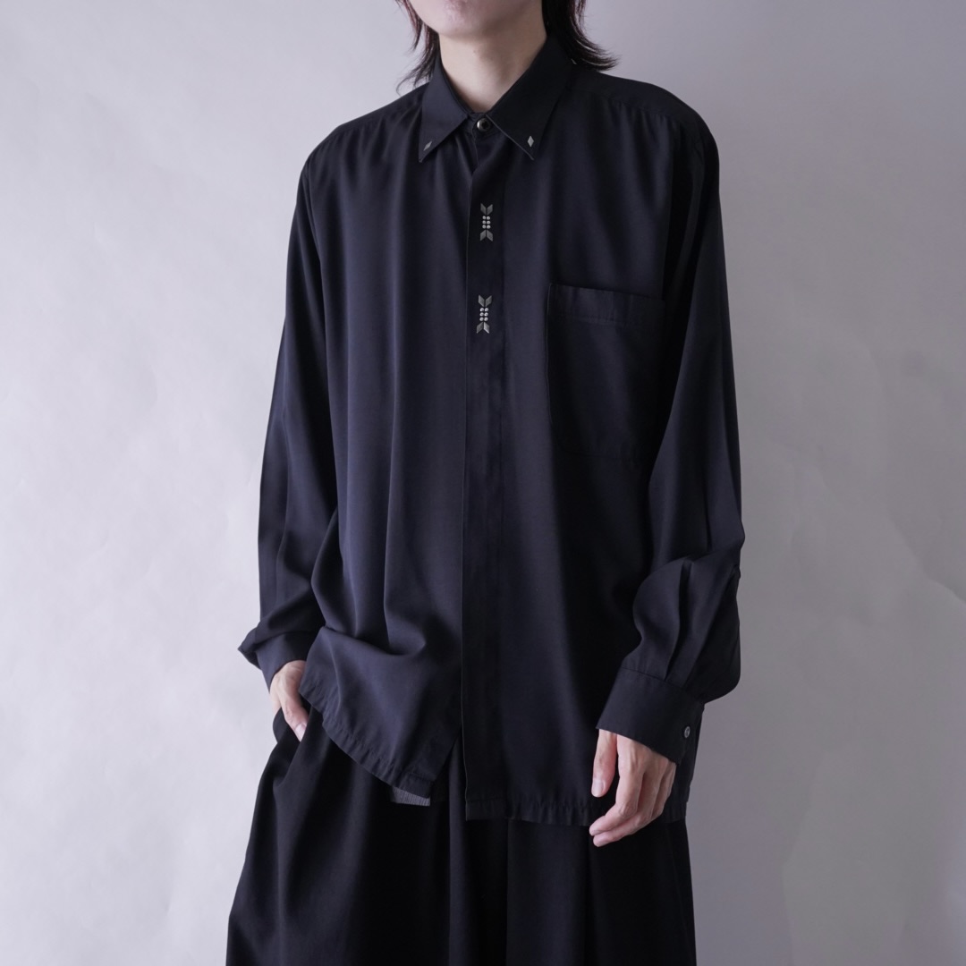 drape fabric collar & flyfront ornamental shirt