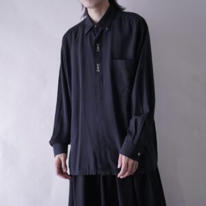 drape fabric collar & flyfront ornamental shirt