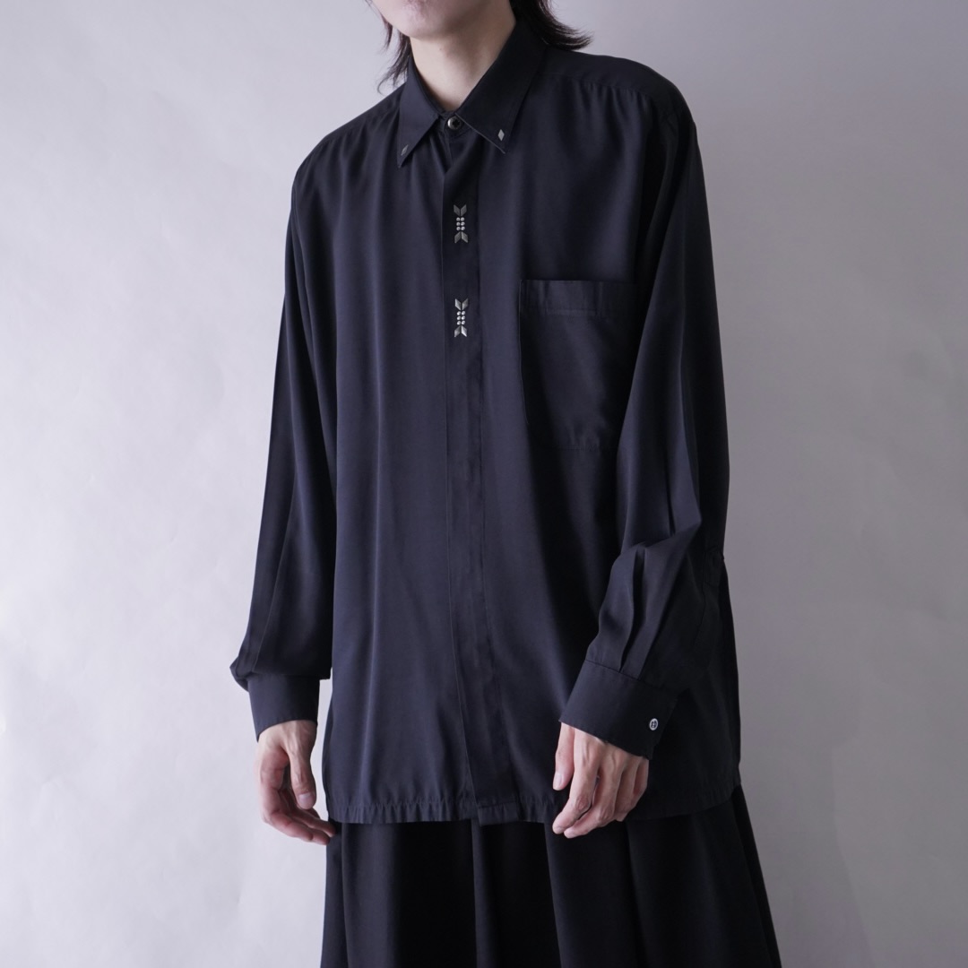 drape fabric collar & flyfront ornamental shirt