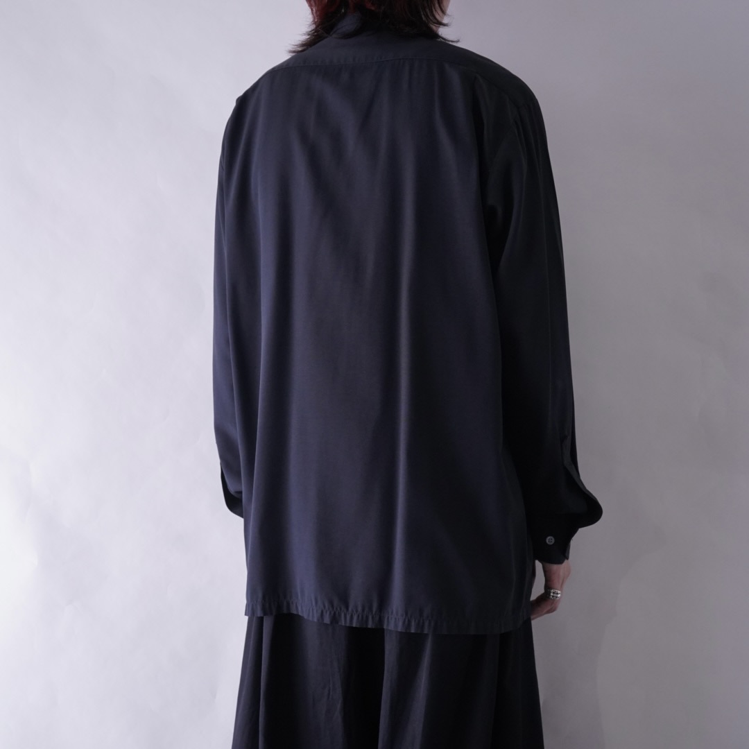 drape fabric collar & flyfront ornamental shirt